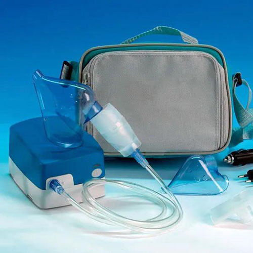 Ein mobiles Beatumungs komplettset mit Atemmasken in blau und Schlauch sowie dazugehöriges Gerät mit dahinterstehender Tasche.Sie steht auf blauem Hintergrund